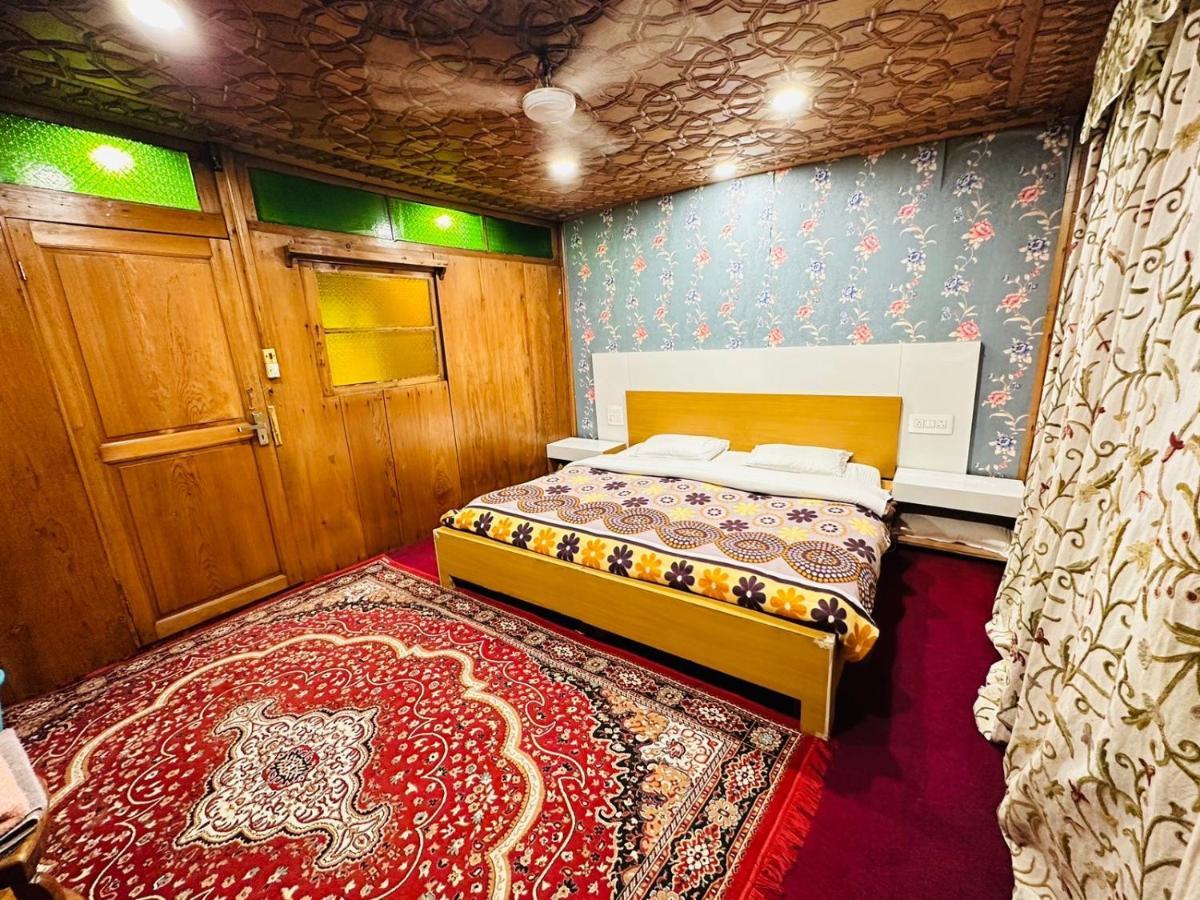 Hayat Group Of Houseboats Hotel Srīnagar Buitenkant foto