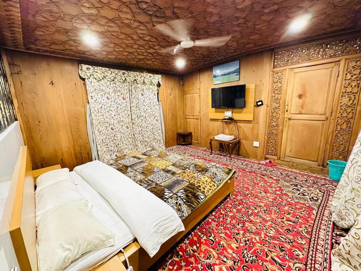 Hayat Group Of Houseboats Hotel Srīnagar Buitenkant foto