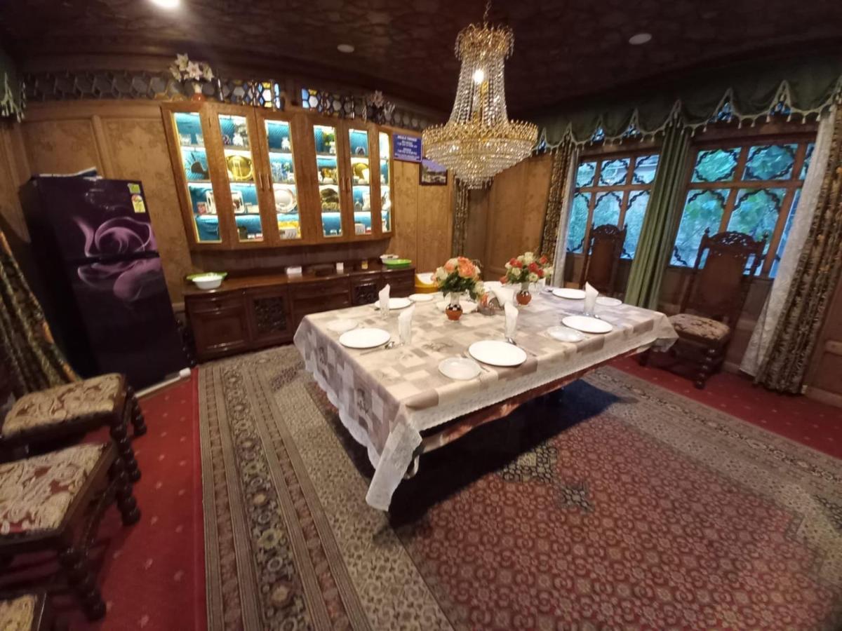 Hayat Group Of Houseboats Hotel Srīnagar Buitenkant foto